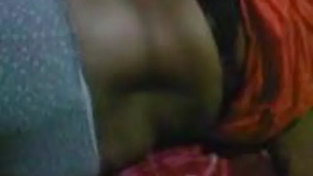 किन्की गोरो कपाल भएको लुटपाट कुखुराले आफ्नो ट्यूटरलाई प्रलोभन दिन्छ र उसको डिकमा सवारी गर्छ