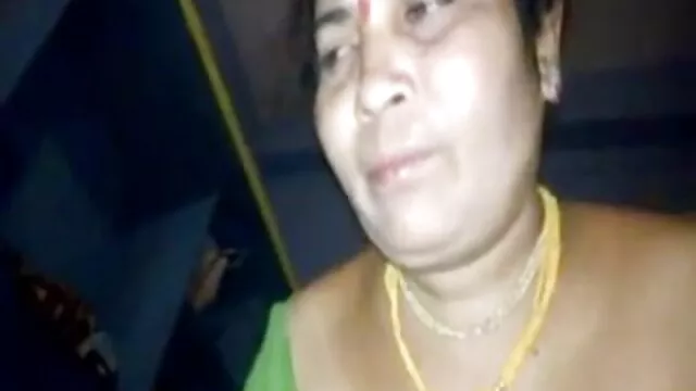 कालो कपाल भएको स्टनर साना स्तन भएका उनको क्लिट पम्पसँग खेल्छिन्