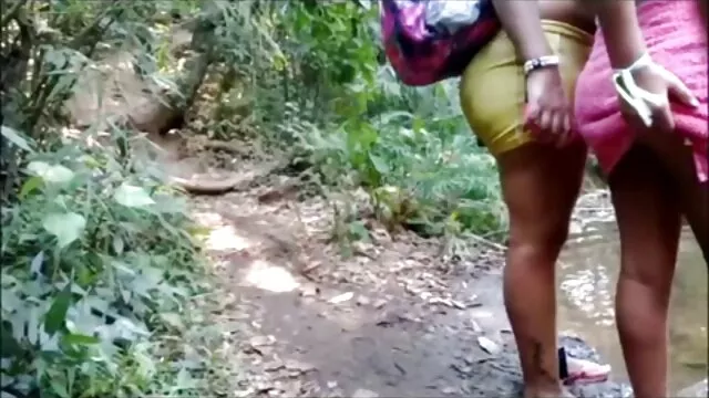 बस्टी गोरो स्टनर स्यान्डीले आफ्नो स्तन र योनीलाई माया गर्छ