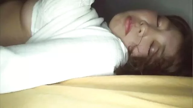 चीजहरू चाँडै तातो हुन्छ जब उनले आफ्नो साथीको BF लाई उसलाई चोकमा बोल्छिन्