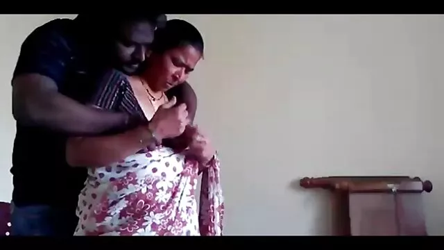 तातो छालाको अधोवस्त्रमा विदेशी वेन्चले उनको बिल्लीलाई राम्रोसँग खेलौना गर्छ