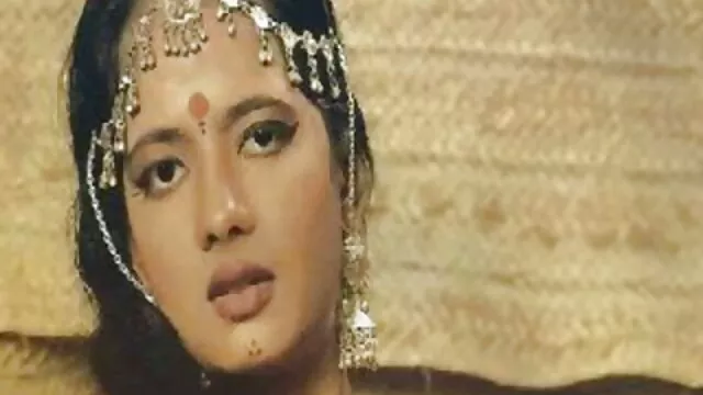 ठूला स्तन भएका फोहोर स्लटले एक पटक भन्दा बढी कपडाको पिन प्रयोग गरेको छ