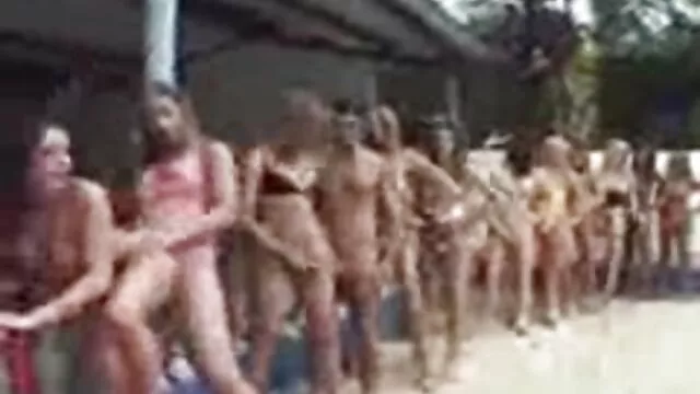 भोक लगाउने निम्फोलाई पछाडिबाट निर्दयी रूपमा चुदाइन्छ