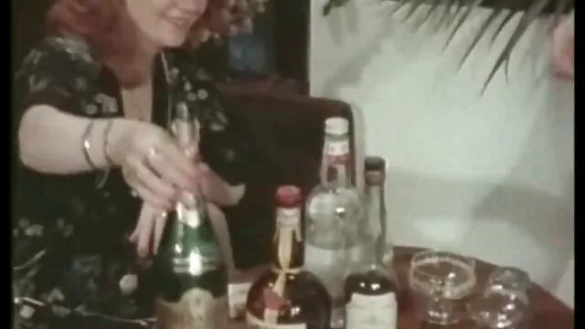 इबोनी चल्ला कारमेल आफ्नो प्रेमीको डिक रिभर्स काउगर्ल शैलीमा सवारी गर्दैछ