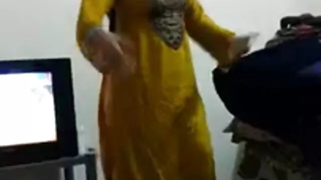 तातो गोरो टाउको चुदाइयो। बन्द गर्नुहोस्