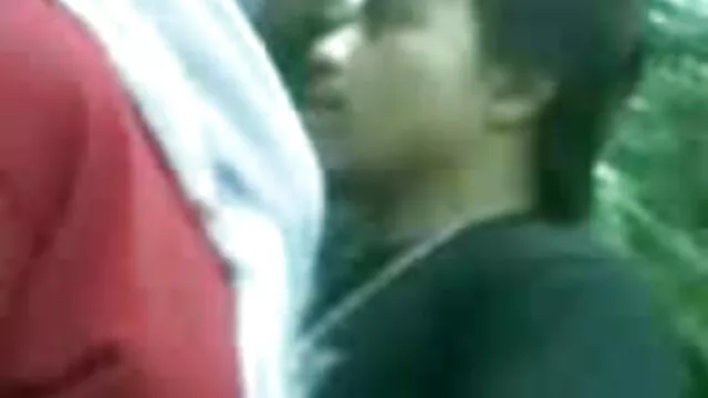 लोभी गोरा सामन्था क्यासिडी थ्रीसमलाई माया गर्छिन्