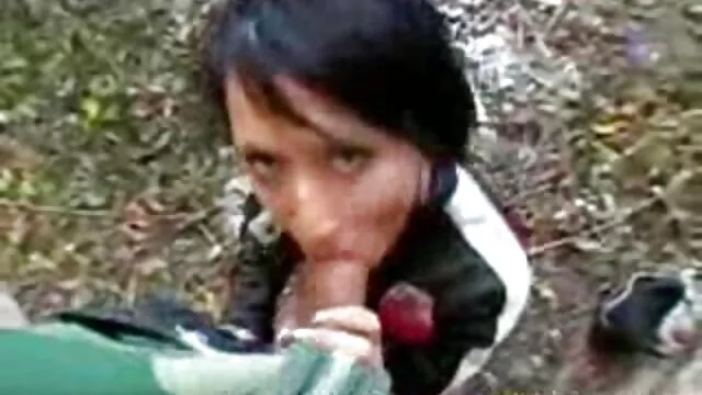 फोहोर गोरो कुतियाले हस्तमैथुन गर्दा मुख चोक्छ