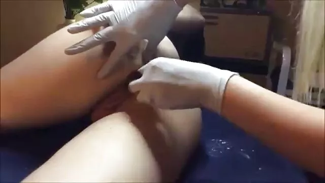 Slutty श्यामला मिसनरी स्थितिमा निर्दयतापूर्वक आफ्नो muff fucked हुन्छ