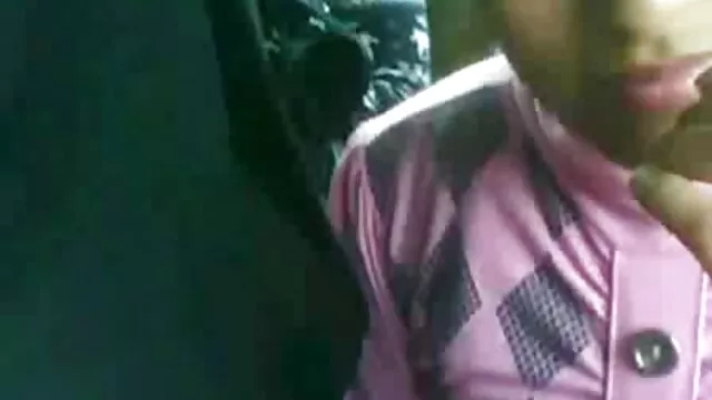 सेतो मोजाहरूमा यौन चार्ज गरिएको गोरालाई थाहा छ कि उनी ओछ्यानमा के चाहन्छिन्