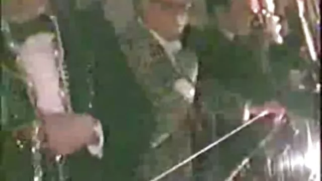 गोलाकार बट भएको फ्ल्याट छातीको रेडहेडले उनको हुकअप साथीलाई उनको ट्वाट खान बनाउँछ