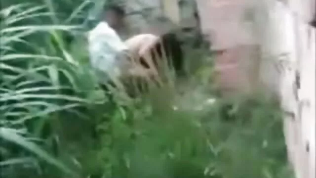 सानो स्तन भएको सेक्सी निम्फोलाई आफ्नो कामवासना तृप्त गर्न तीनवटा लङ्गा चाहिन्छ