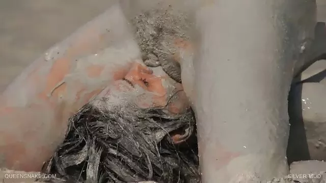 शरारती एशियाई स्क्याङ्कलाई थाहा छ कि कसरी उनको मानिसलाई ठूलो टाउको दिने