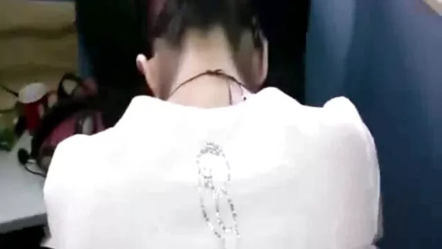 साँच्चै जोसिलो गोरो कपाल भएको काउगर्ल एन्जेला स्टोनलाई गुलाबी बथहोलले हानेको छ