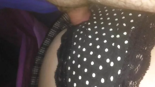सेक्सी रेडहेड र उनको काग कपाल भएको साथी क्यामेरामा शरारती चीजहरू गर्दै छन्