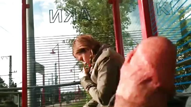 अतृप्त निम्फो Callie Calypso आफ्नो प्रेमीलाई राम्रो blowjob दिन्छ