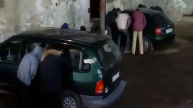 अलिकति नम्र कालो कपाल भएको केटी आफ्नो स्तन फुकाल्न र देखाउन सहमत हुन्छिन्