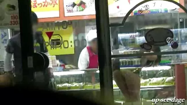 सेक्स-भोकी बिम्बो काउगर्ल स्थितिमा आफ्नो प्रेमीको डिकमा सवारी गर्छिन्