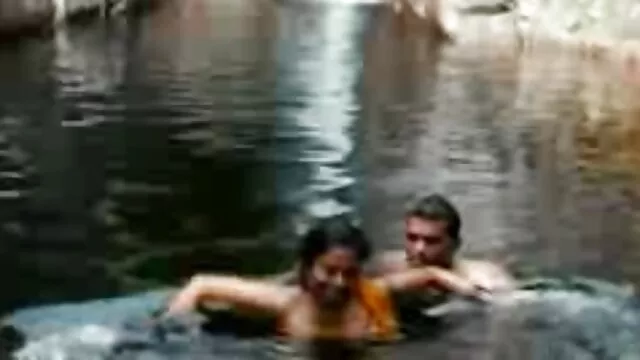 धुम्रपान तातो कुखुराले दुई कालो भांगले आफ्नो कडा प्वालहरू चुदाउँछ