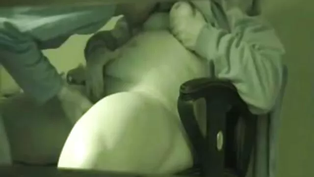 स्वादिष्ट श्यामला Leyla कुकुर पोज मा fucked हुन्छ