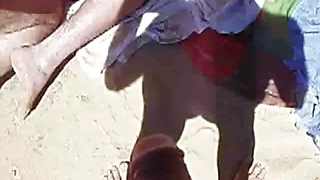 सनशाइनको विशाल स्तनको बीचमा ठूलो डिक यति सानो देखिन्छ