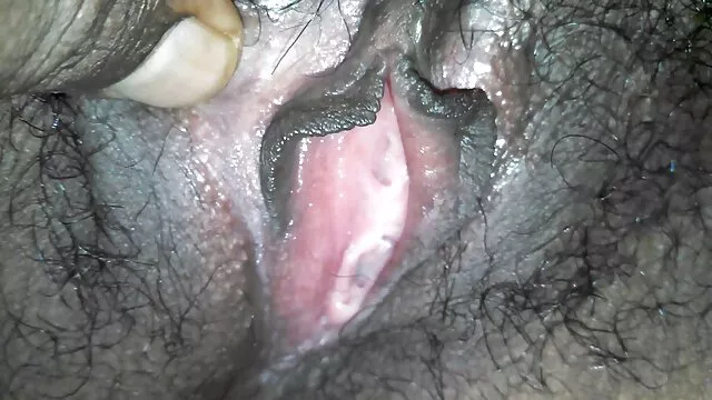 Lusty र bosomy cougar ले दुई यौन भोका स्टडलाई खुसी बनाउँछ