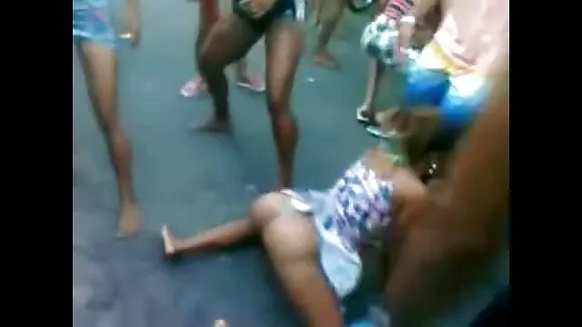 Whorish किशोर चल्लाहरू परिपक्व क्रूर केटाहरूसँग कडा नंगा फक पार्टी गर्छन्