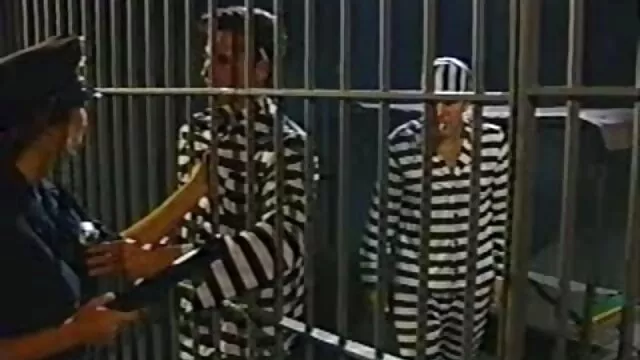 सानो स्तन भएको ब्रुननेट बेवकूफ डिक चुसाउनको लागि घुँडा टेक्छ