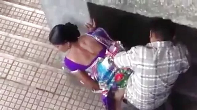 रातो कपाल भएको बिम्बो तातो अन्तरजातीय दृश्यमा गुदा फकिन्छ