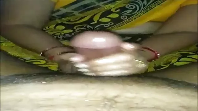 जवान केटीहरू गहिरो जंगलमा ठूलो केटालाई ब्लोजब दिन्छन्