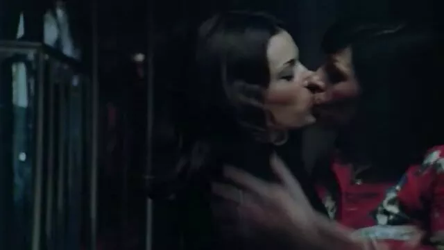 तातो कुखुरा गर्वका साथ तातो अधोवस्त्रमा आफ्नो घुमाउरो झल्काउँछ र गुदा सेक्स चाहन्छ
