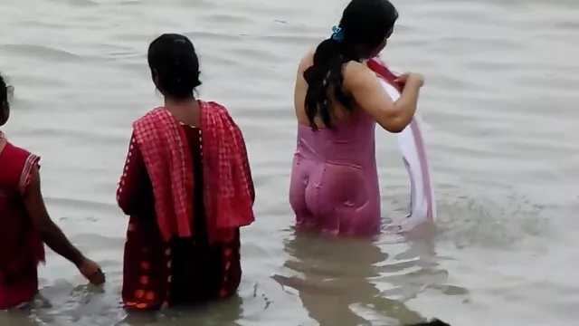 तातो श्यामला किशोरी आफ्नो प्रेमीका लागि सींग बनाउँदै र उसलाई सवारी गर्दै