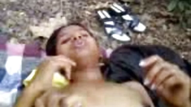 चार आँखा भएको गोरो वेश्यालाई आफ्नो कामवासना पूरा गर्न एउटा ठूलो कालो कुकुर चाहिन्छ