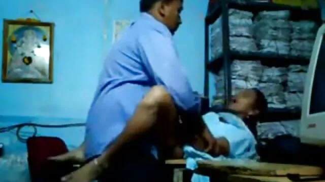 अग्लो र खुट्टा sexpot एक बीबीसी द्वारा उनको बिल्ली fucked हुन्छ